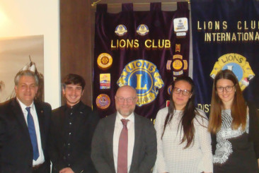 Da sinistra: Presidente Lions Club Livorno Host Duccio Cecchetti - Simone Parigi - Sindaco di Livorno Filippo Nogarin - Giorgia Pietrini - Valentina Orsini