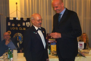 Massimo Morelli riceve il Premio LIONS dal presidente Marco Rossi il 18 marzo 2017 alla presenza dell'assessore Morini